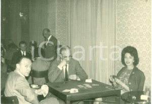 Fotografia d epoca originale 1963 MILANO Dirigenti del Colorificio VERNIX giocano a carte Foto cm 10 x 7 1