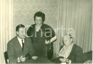 Fotografia d epoca originale 1963 MILANO Dirigenti dei colorifici fumano pipa in pausa relax Foto cm 10 x 7 1