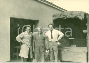 Fotografia d epoca originale 1963 MILANO Colorificio VERNIX Operaio con dirigenti e furgoncino FOTO 10 x 7 1