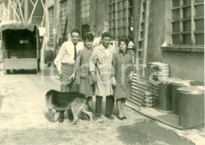 Fotografia d epoca originale 1963 MILANO Famiglia di operai al colorificio VERNIX Fotografia cm 10 x 7 1