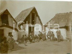 Fotografia d epoca originale 1916 KARLSBURG DE WWI Madri e bambini zingari vicino a capanne FOTOGRAFIA 1