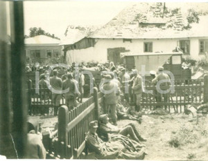 Fotografia d epoca originale 1916 HERMANNSTADT ROMANIA WWI Soldati tedeschi riposano in cortili cascine FOTO 1