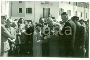Fotografia d epoca originale 1950 ca TERNI Orfani dell Istituto LAZZARINI con autorità a cerimonia per Caduti 1