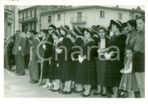 Fotografia d epoca originale 1950 ca TERNI Ragazze dell Istituto LAZZARINI durante cerimonia per Caduti Foto 1