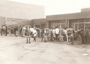 Fotografia d epoca originale 1990 ca PESARO Intervallo all  Istituto Professionale BENELLI Foto 1