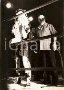 Fotografia d epoca originale 1975 ca PUGILATO Luigi MINCHILLO indossa copricapo indiano sul ring Foto 1
