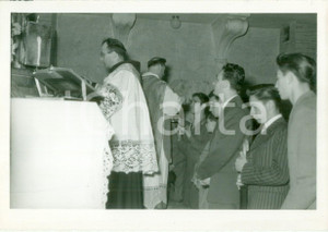 Fotografia d epoca originale 1950 ca TERNI Parroco durante messa con orfani dell Istituto LAZZARINI Foto 1