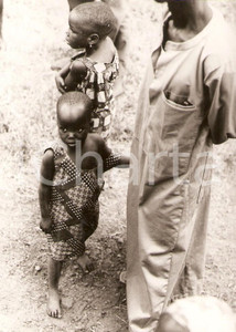 Fotografia d epoca originale 1970 ca KORHOGO COSTA D AVORIO Bambina in abito tradizionale Foto 12x9 cm 1
