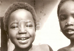 Fotografia d epoca originale 1970 ca KORHOGO COSTA D AVORIO Bambini indigeni sorridono al fotografo FOTO 1