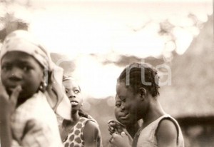 Fotografia d epoca originale 1970 ca KORHOGO COSTA D AVORIO Foto di gruppo Ragazzi indigeni 12x9 cm 1