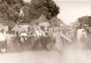 Fotografia d epoca originale 1970 ca KORHOGO COSTA D AVORIO Sciamano durante rito tribale Foto 12x9 cm 1