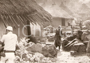 Fotografia d epoca originale 1970 ca KORHOGO COSTA D AVORIO Fotoreporter nel villaggio Fotografia 12x9 cm 1