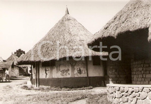 Fotografia d epoca originale 1970 ca KORHOGO COSTA D AVORIO Capanna con pittura murale Caccia al ghepardo 1