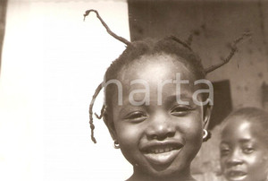 Fotografia d epoca originale 1970 ca KORHOGO COSTA D AVORIO Bambina con acconciatura tradizionale FOTO 12x9 1