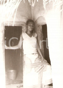 Fotografia d epoca originale 1970 ca KORHOGO COSTA D AVORIO Ragazza posa in abitazione tipica Foto 12x9 cm 1