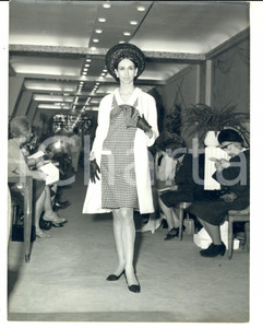 Fotografia d epoca originale 1966 PARIS MODA PRIMAVERA VINTAGE Modella con abito a quadretti e trench bianco 1