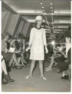 Fotografia d epoca originale 1966 PARIS MODA VINTAGE Modella con tailleur a quadretti e gonna plissettata 1