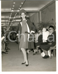 Fotografia d epoca originale 1966 PARIS MODA INVERNO VINTAGE Modella con tubino e cappotto scuro Foto 1