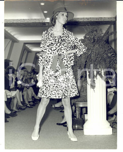 Fotografia d epoca originale 1965 ca PARIS MODA VINTAGE Modella sfila con abito fantasia e cintura morbida 1