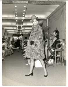 Fotografia d epoca originale 1965 ca PARIS MODA INVERNO VINTAGE Modella sfila con cappotto spigato 1
