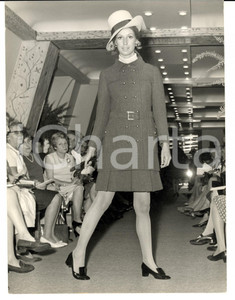 Fotografia d epoca originale 1965 ca PARIS MODA VINTAGE Modella con completo marrone e cappello chiaro 1