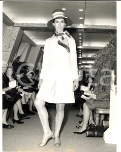 Fotografia d epoca originale 1965 ca PARIS MODA VINTAGE Modella indossa completo bianco e collant dorati 1
