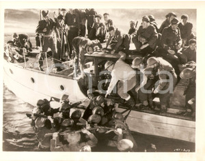 Fotografia d epoca originale 1958 CINEMA  DUNKERQUE Truppa tratta in salvo dopo la battaglia FOTO DI SCENA 1