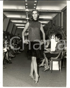 Fotografia d epoca originale 1965 ca PARIS MODA INVERNO Modella con tubino smanicato e corpetto a righe 1