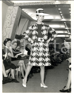 Fotografia d epoca originale 1965 ca PARIS MODA VINTAGE Modella con tailleur fantasia bianco e nero 1