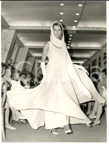 Fotografia d epoca originale 1969 PARIS MODA VINTAGE Modella indossa abito da sera bianco con stola 1
