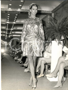 Fotografia d epoca originale 1969 PARIS MODA VINTAGE Modella indossa abito da sera fantasia con cappuccio 1