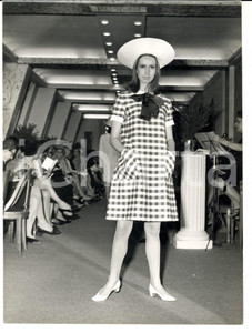 Fotografia d epoca originale 1967 PARIS MODA VINTAGE Modella indossa abito a quadretti con fiocco 1
