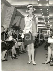 Fotografia d epoca originale 1965 ca PARIS MODA PRIMAVERA VINTAGE Modella sfila con tailleur a righe Foto 1