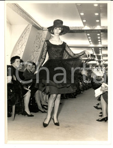 Fotografia d epoca originale 1965 PARIS MODA VINTAGE Modella sfila con abito da sera in pizzo nero Foto 1