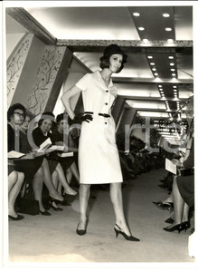 Fotografia d epoca originale 1965 PARIS MODA PRIMAVERA VINTAGE Modella sfila con abito rigato e guanti neri 1