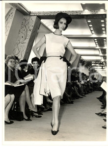 Fotografia d epoca originale 1965 PARIS MODA PRIMAVERA VINTAGE Modella sfila con abito e giacca a righe 1