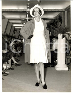 Fotografia d epoca originale 1965 PARIS MODA VINTAGE Modella sfila con abito bianco e cappotto cammello Foto 1