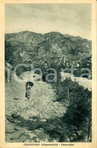 Cartolina originale da collezione 1937 GRONDONA AL Donna a passeggio con ombrello parasole Cartolina FP VG 1