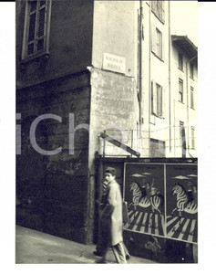 Fotografia d epoca originale 1956 MILANO Veduta del vicolo BRISA con pubblicità circense Foto ARTISTICA 1