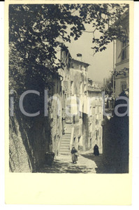 Fotografia d epoca originale 1940 ca LERICI SP Veduta di un vicolo con anziana in salita Foto VINTAGE 1