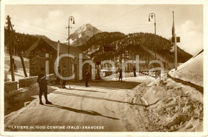 Cartolina originale da collezione 1950 ca CLAVIERE TO Carabinieri e sciatori al confine italofrancese FP VG 1