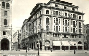 Cartolina originale da collezione 1952 PADOVA Piazza GARIBALDI con albergo REGINA e figli BONAVENTURA MENATO VG 1