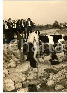 Fotografia d epoca originale 1970 ca MILANO CINEMA D AVANGUARDIA HIPPY Orgia con mungitura di mucche Foto 1
