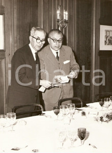 Fotografia d epoca originale 1962 MILANO Congresso Internazionale CARBION Mr. ECKERT con dirigente Foto 1