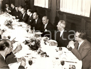 Fotografia d epoca originale 1962 MILANO Congresso Internazionale CARBION Cena di gala con dirigenti Foto 1
