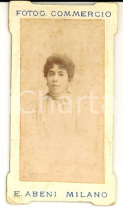 Fotografia d epoca originale 1890 ca MILANO Ritratto di donna in abito bianco Fotografia Enrico ABENI 1