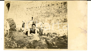 Fotografia d epoca originale 1930 ca AREA LIGURE Giovane bagnante sugli scogli Fotografia VINTAGE FP 1