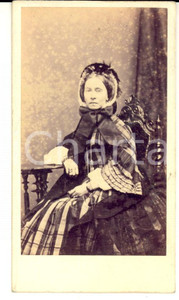 Fotografia d epoca originale 1870 ca VENEZIA Ritratto di donna con mantella e cappuccio Fotografia VIANELLI 1