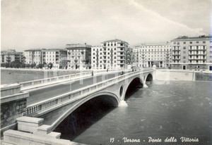 Cartolina originale da collezione 1955 VERONA Passanti sul ponte della VITTORIA Cartolina ANIMATA FG VG 1