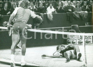 Fotografia d epoca originale 1980 ca MILANO ? Tennis Vitas GERULAITIS atterra John McENROE Foto 1